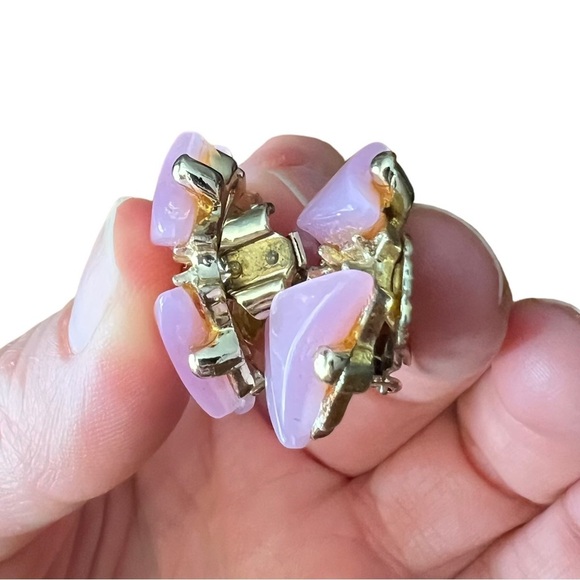 Vintage Pink Thermoset Pinwheel Geometric Gold Tone Clip On Earrings - Picture 11 of 12